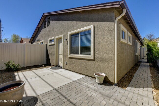 Building Photo - 915 Gail Gardner Way