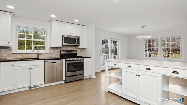 Building Photo - 519 E Putnam Ave