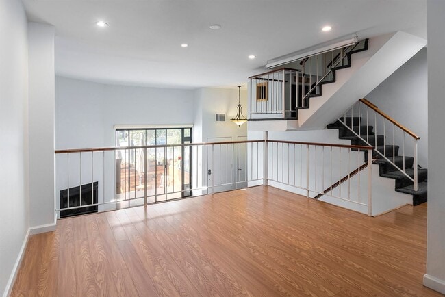 Building Photo - Light Filled 3-Story Townhome in Pool Community