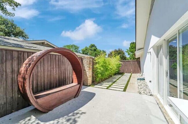 Building Photo - 2926 Forest Hills Ln