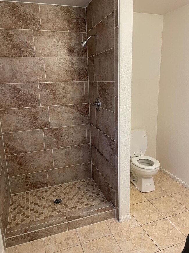 Building Photo - Charming 4-Bedroom, 3-Bathroom Home in West Greeley