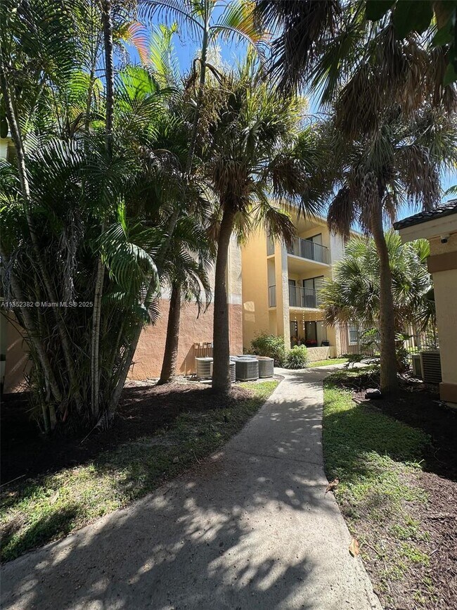 Building Photo - 9999 Summerbreeze Dr