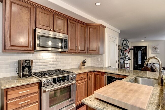 Building Photo - Historic Victorian Charm Meets Modern City Living — 1 BR + Den / 2 BA in Columbia Heights