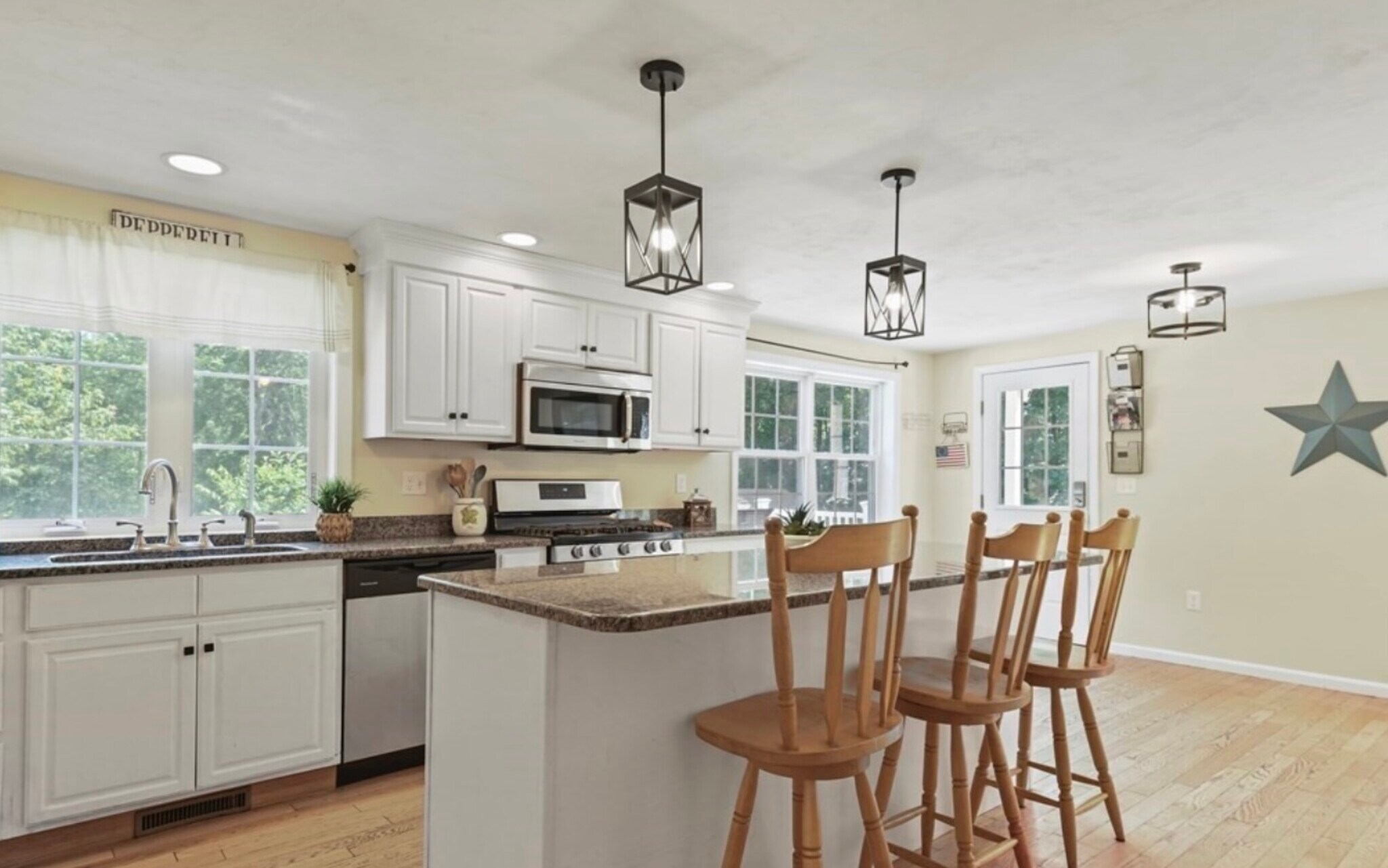 Building Photo - 27 Pine St