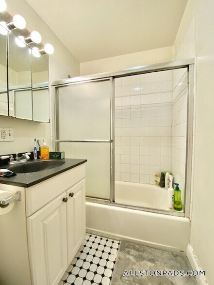 Building Photo - 35 Adamson St