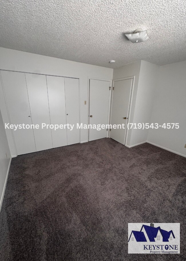 Building Photo - Updated 2 Bedroom Belmont Townhome with Attached Garage & Fenced Yard $1300/$1300