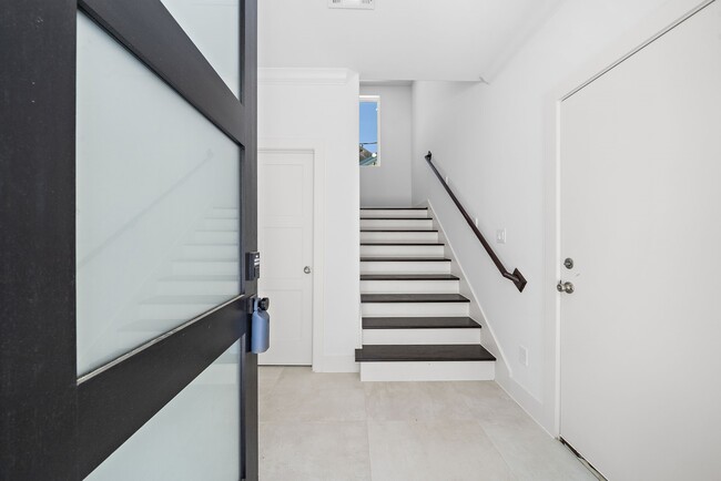 Building Photo - 1015 W 24th St