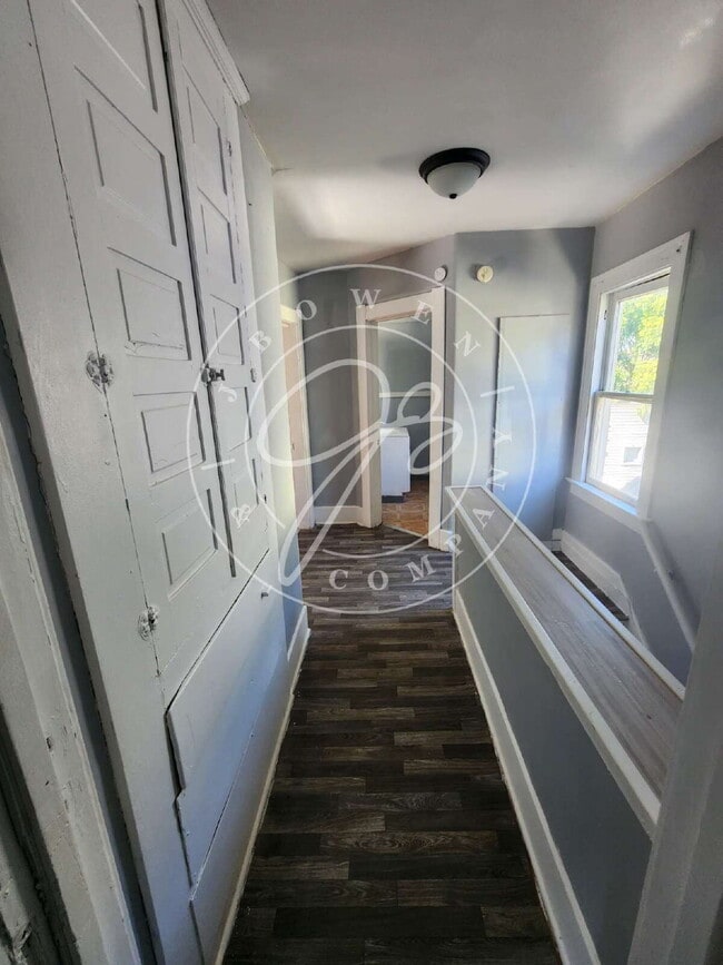 Building Photo - Spacious 3 bed with bonus room and shower ...