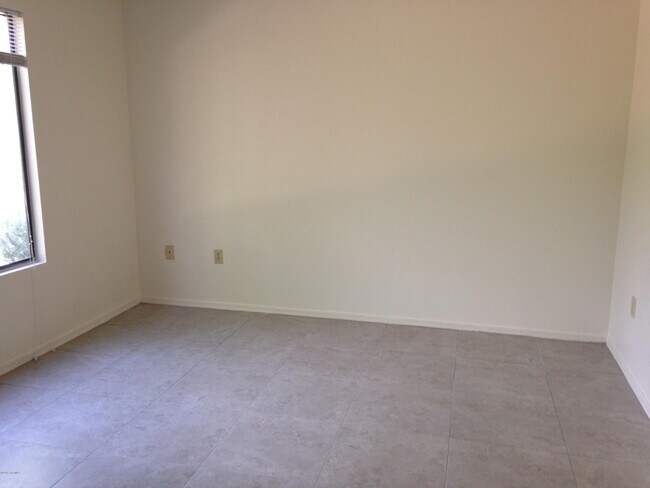 Building Photo - 5751 N Kolb Rd