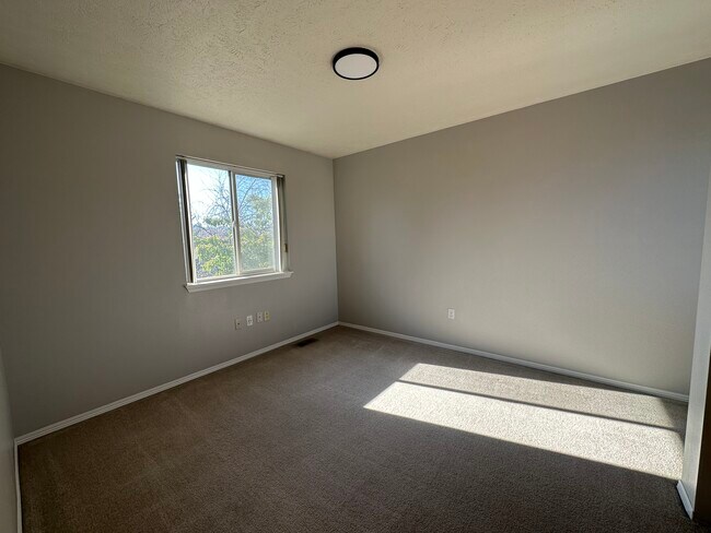 Building Photo - 23812 E Maxwell Ave