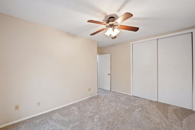 Building Photo - Bryn Mawr 3+2 condo with community pool!