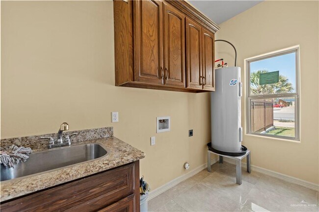 Building Photo - 3619 Daytona Ave