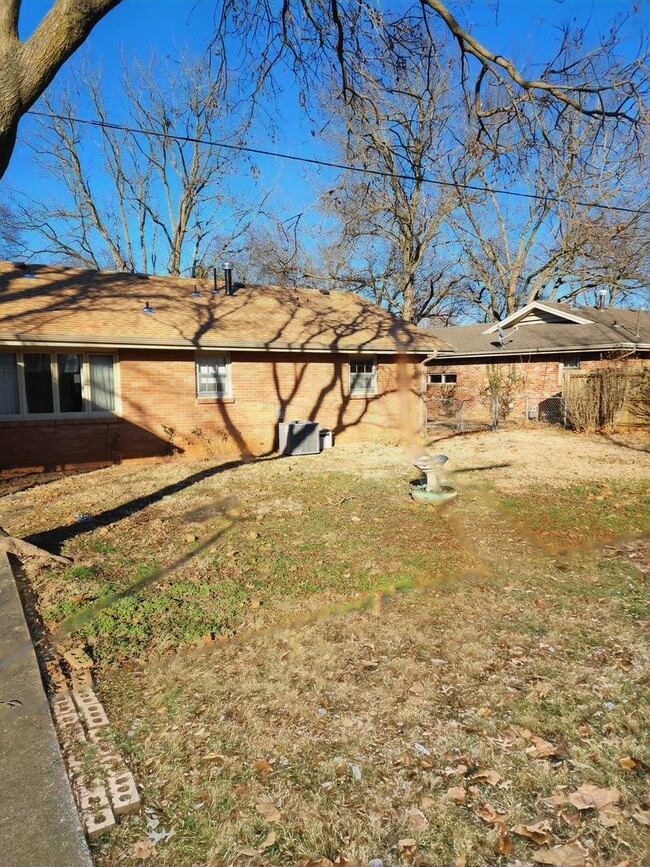 Building Photo - 4 Bedroom, 2 Bath, 2 Car Garage Home for R...