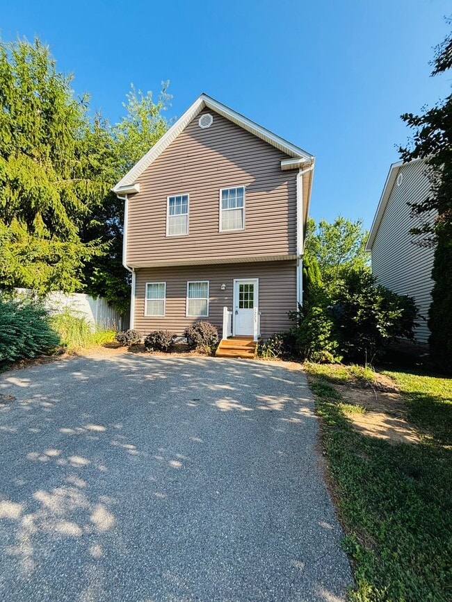 Building Photo - 1723 Aden Lane