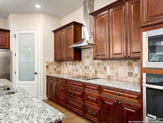 Building Photo - 578 Carriage House