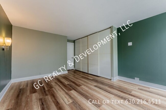 Building Photo - *** 2 WEEKS FREE RENT / EDGEWATER PLAZA / ...