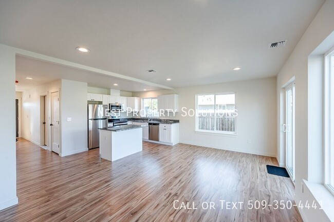 Building Photo - 1073 S Grand Dr