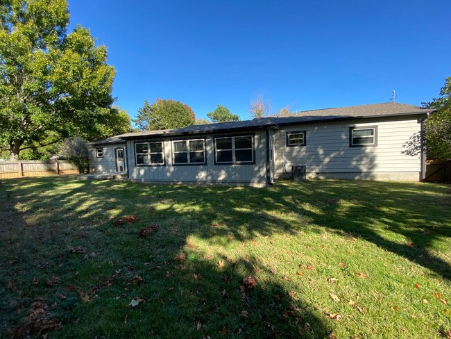Building Photo - Charming Updated Mid-Century in Fayettevil...