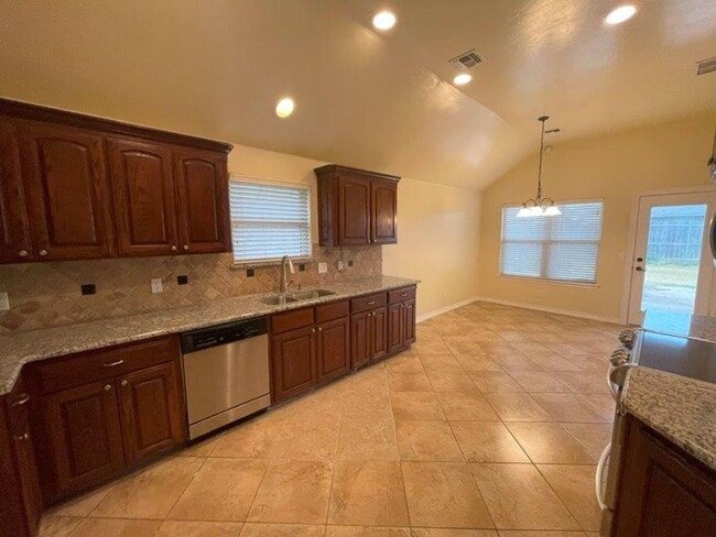 Building Photo - 3 bed plus office with storm shelter in Moore Schools!