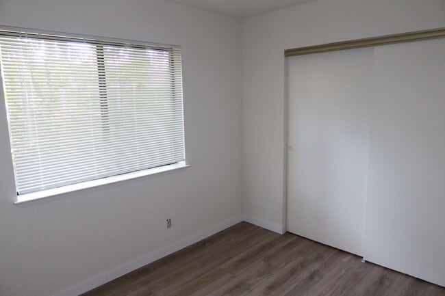 Building Photo - 3 Bedrooms, 2 Baths Half-plex in Greenhaven