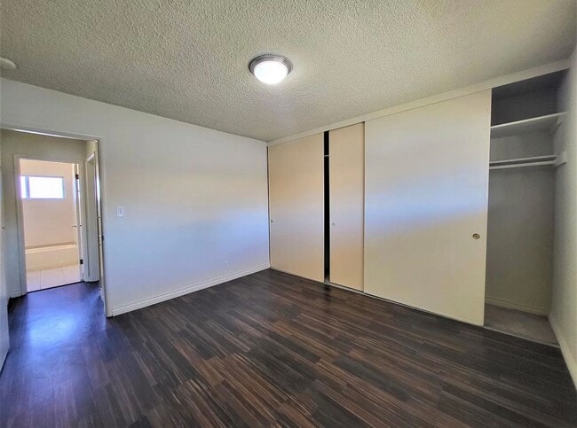 Building Photo - LB1702 (lease only)