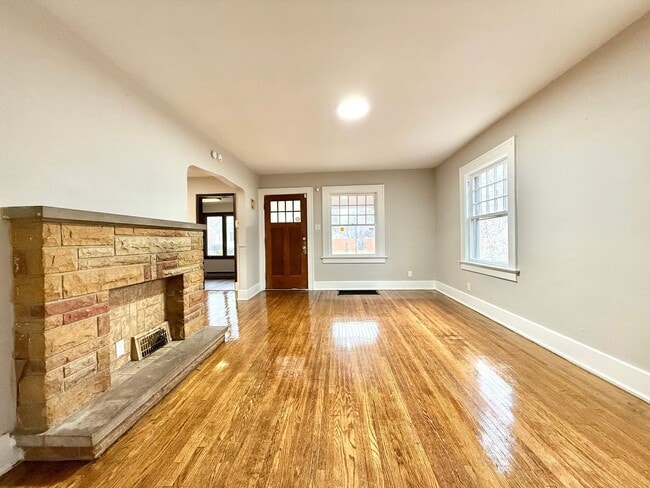 Building Photo - 4 Bedroom House