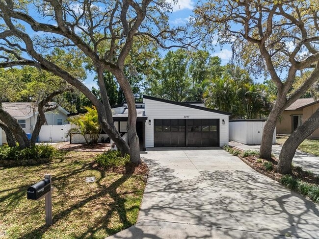 Primary Photo - 2257 Lake Dr