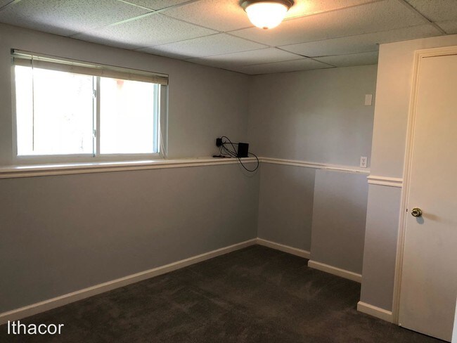Building Photo - 562 Midline Rd