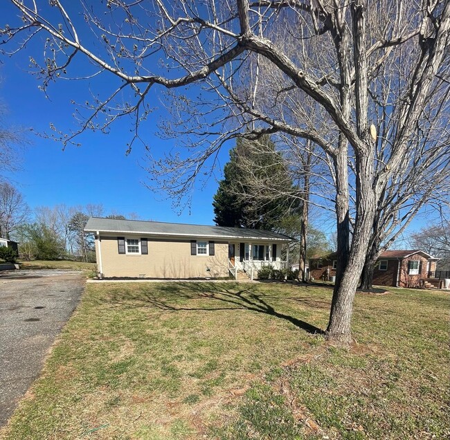 Building Photo - 3 Bedroom 2 Bath Home in Greer  Near Lake ...