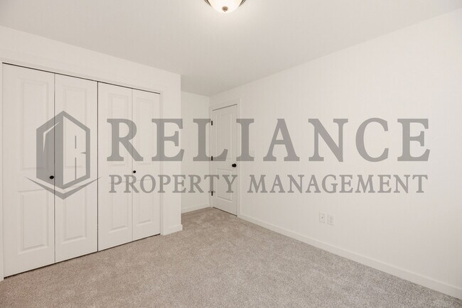 Building Photo - 5243 N Pinecrest Ct