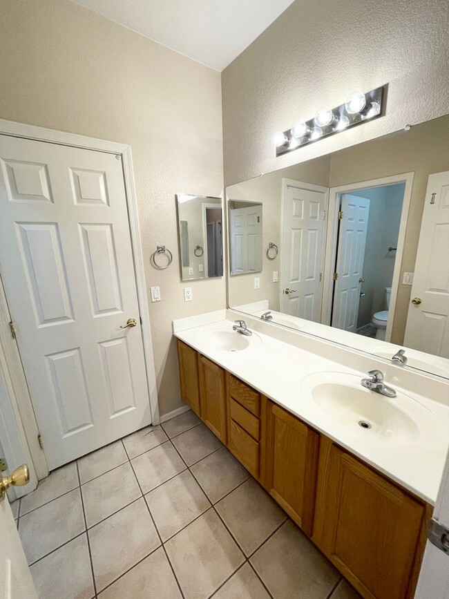 Building Photo - Sharp & Clean 4 Bedroom/ 2 Bath Single Lev...