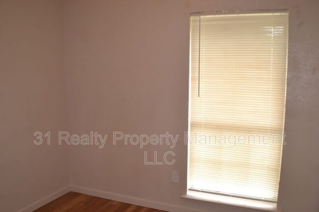 Building Photo - 1520 Pebblewood Dr