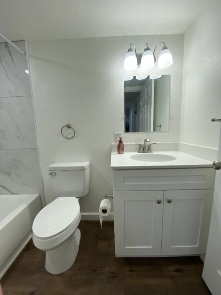 Building Photo - 417 Jasmine Ln