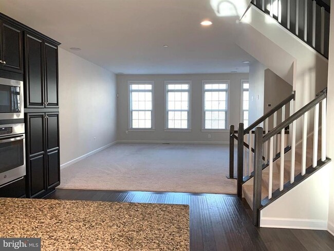 Building Photo - Gorgeous 4bd 3.5bth townhouse in Parkside.