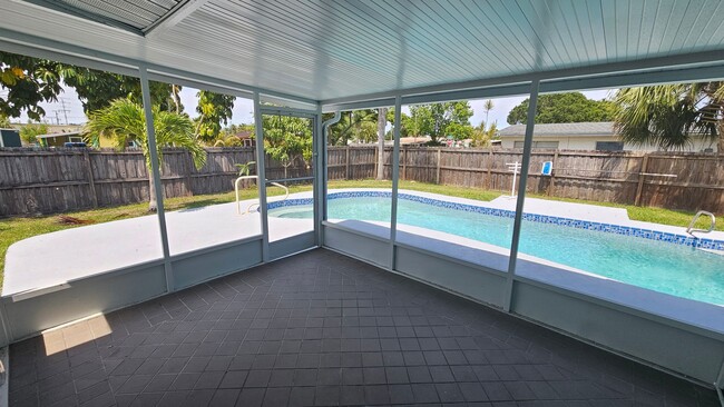 Building Photo - EGAD! Pool home located close to Downtown ...