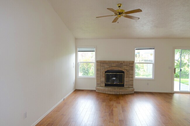 Building Photo - Three-Bedroom Two Bath Home