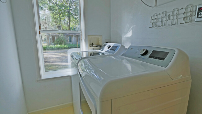 Washer/Dryer - 7201 NW 125th Street Rd