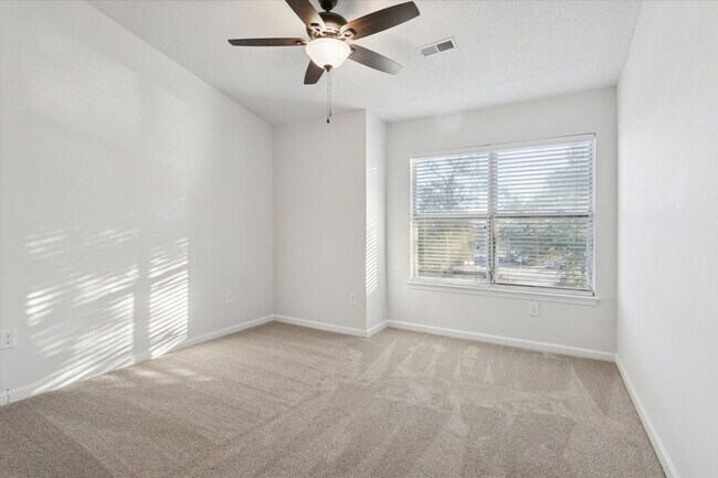 Building Photo - 2BR/2BA Condo Near Langley AFB