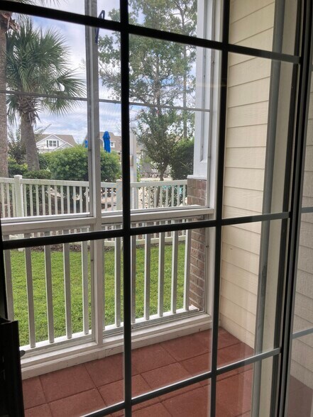 Building Photo - 4173 Hibiscus Dr