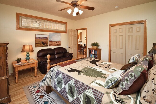 Building Photo - 2 Blocks from MERCY HOSPITAL! FULLY FURNIS...