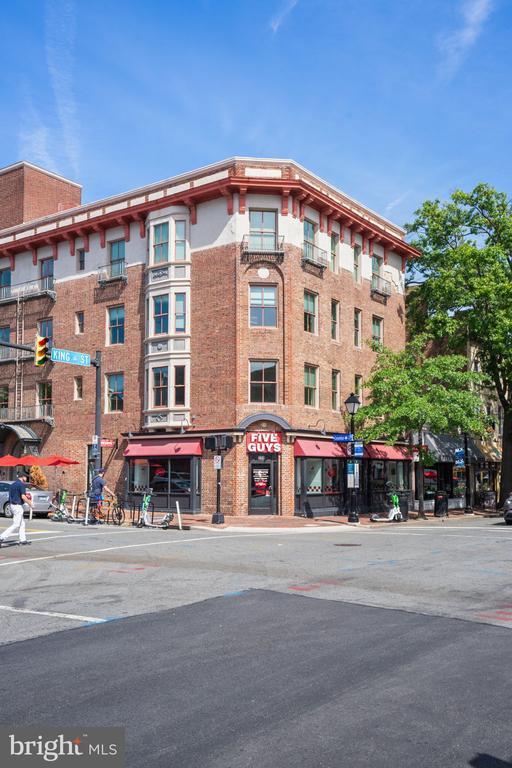 Building Photo - 329 Calvert Ave