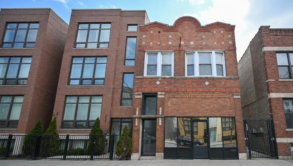 Building Photo - 3649 W Montrose Ave