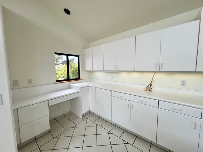 Building Photo - Large 4 bedroom 3 bathroom home in Pacific...