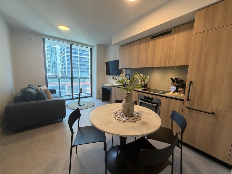 Building Photo - 121 NE 5th St