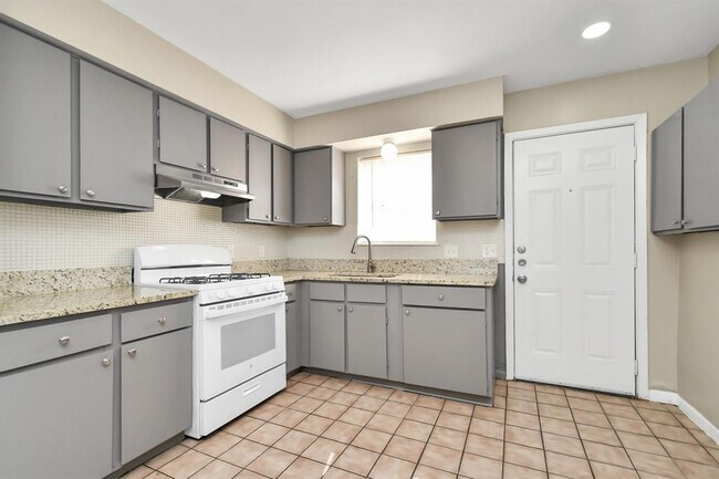 Building Photo - 1736 Crestdale Dr
