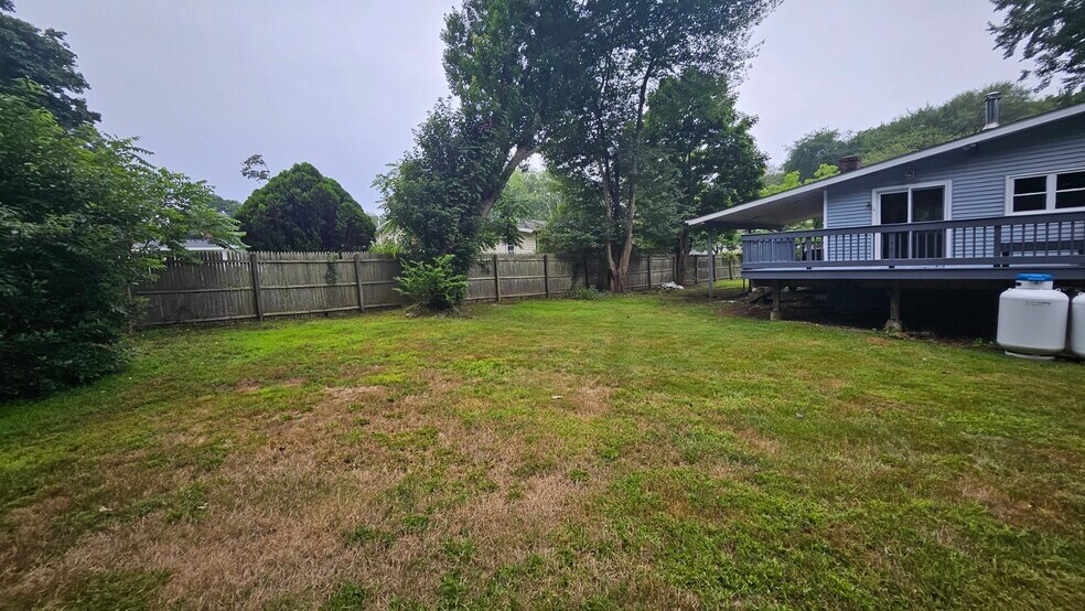 Fence to neighbors yared - 5 Tudor Ct W
