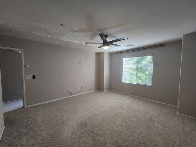 Building Photo - Unique condo with rooftop Strip Views and modern amenities.