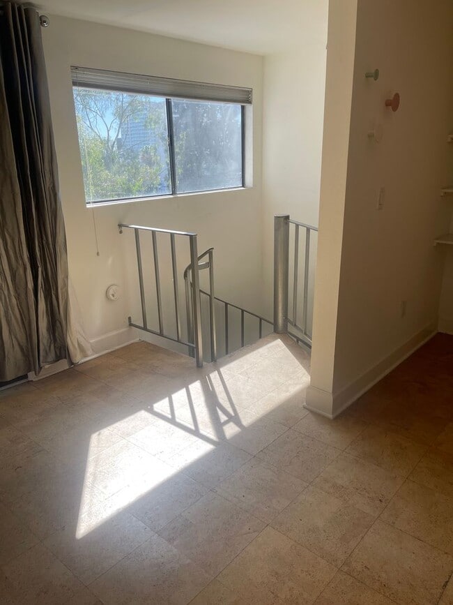 Building Photo - Hollywood Luxury 2 Bed Condo!