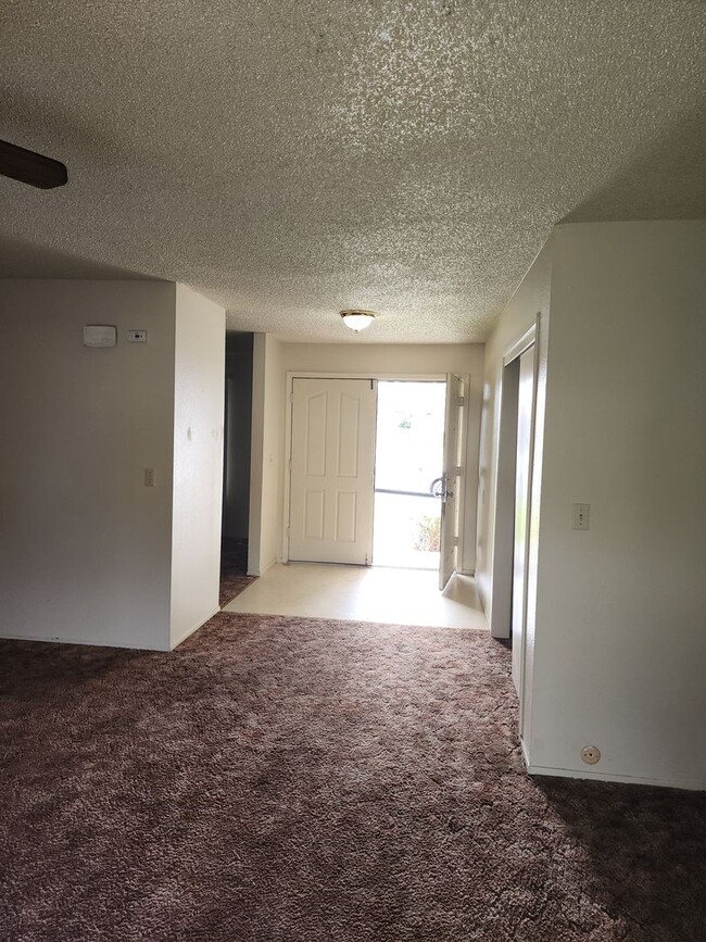 Building Photo - 3 Bedroom, 2 Bathrooms, 2 Car Garage, Den/...