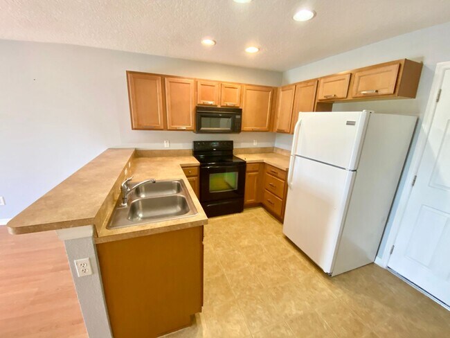 Building Photo - 3/2.5 Townhouse For Rent in SouthMeadow